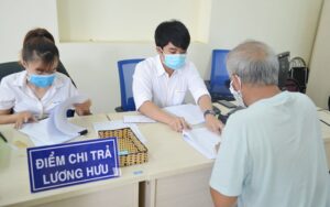 Vận động người dân nhận lương hưu qua tài khoản cá nhân