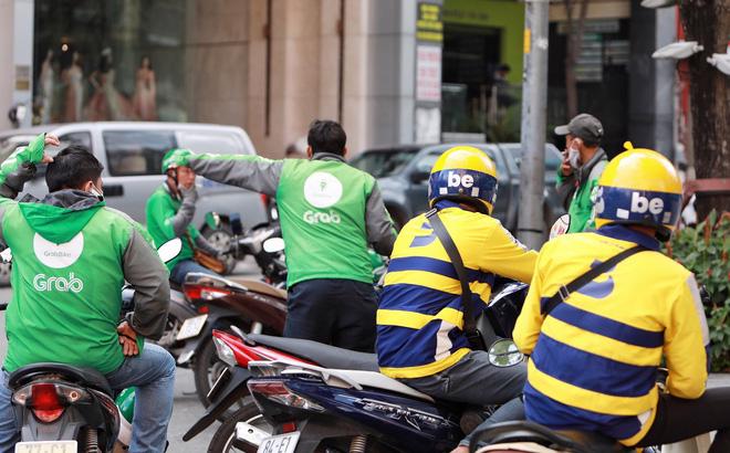 Khách hàng và các tài xế xe ôm